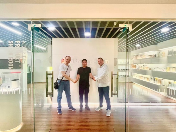 Une délégation russe visite l'entreprise Whenzhou SGL Auto Parts Co., Ltd. pour discuter de coopération stratégique.